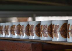 陶器の検品の様子