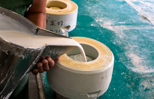 型に流し込む様子